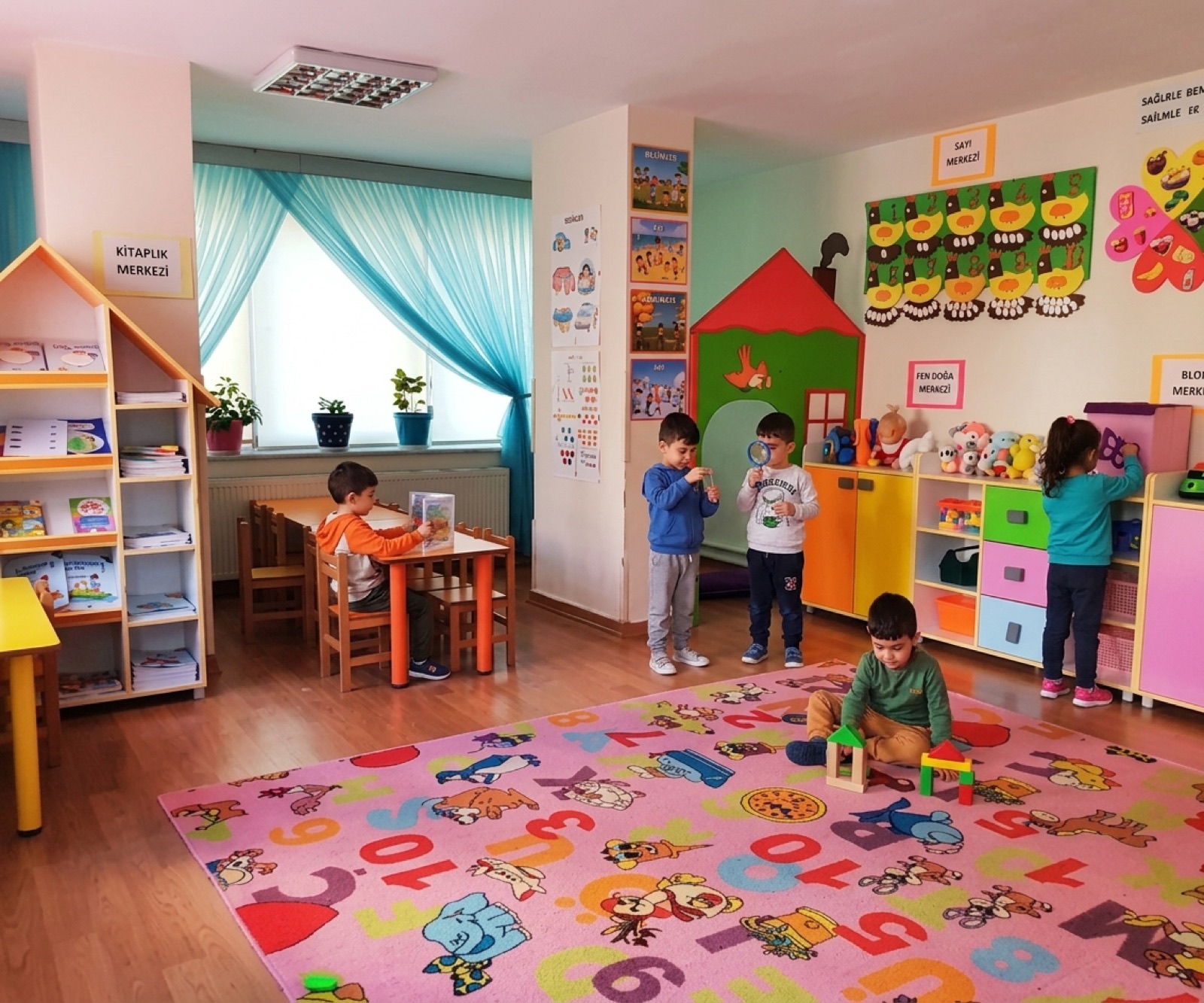 Ayışığım Anaokulu sınıf ortamında öğrenme merkezlerinde oynayan çocuklar